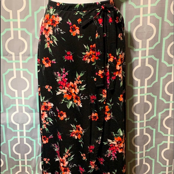 3/15🔥Floral black skirt - Picture 3 of 9